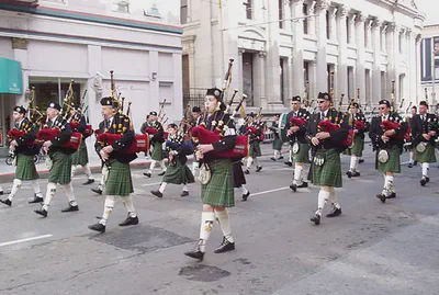 Irish-bagpiper.webp